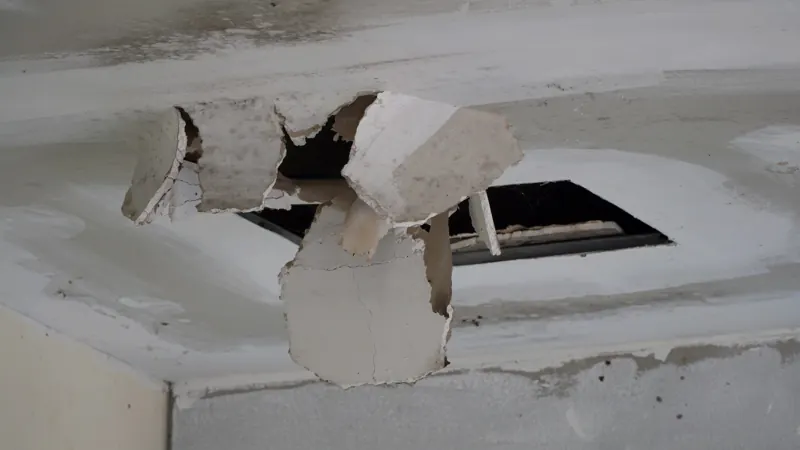Plafond dégradé après un sinistre